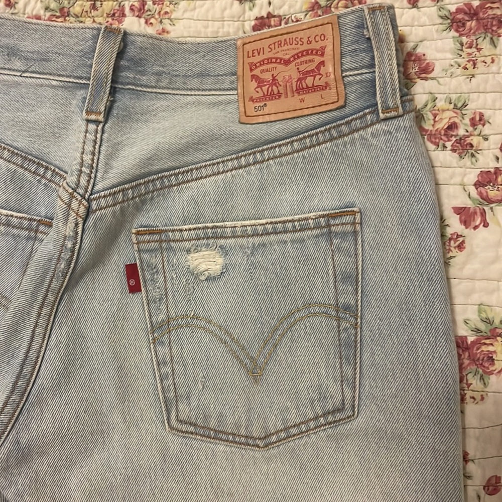 Levi’s Straigh Leg , light wash , mildly distressed Jeans